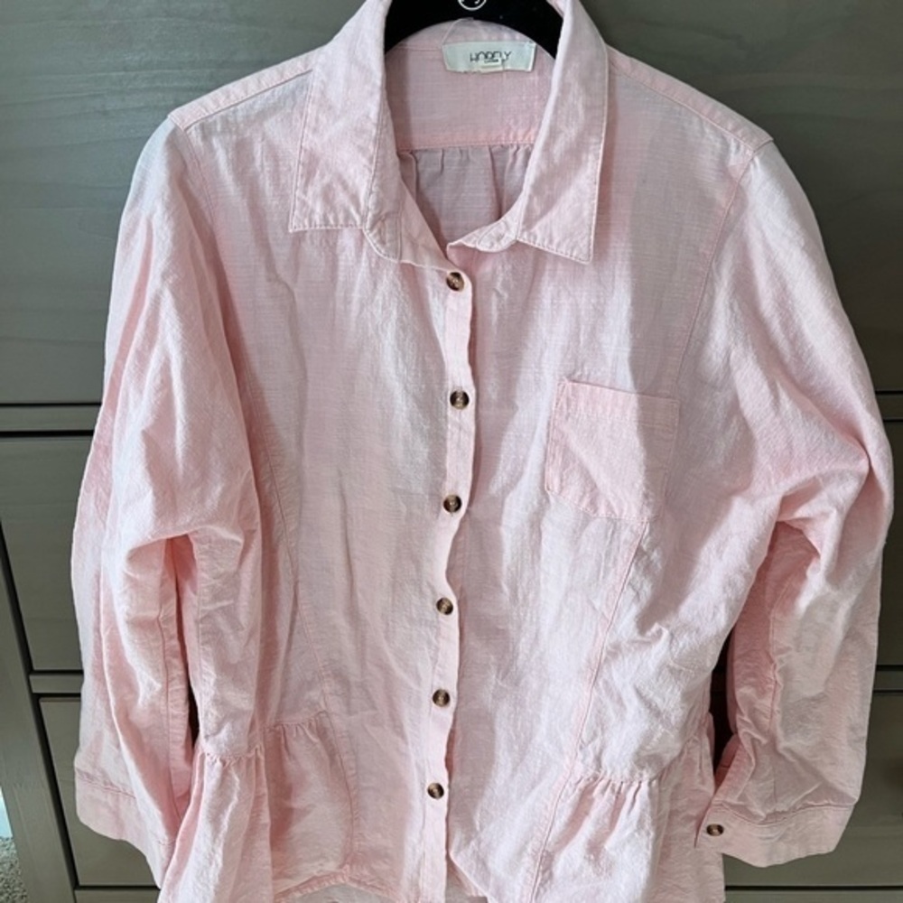 NWOT Hopely creamy pink l/s tunic with ruffled bottom. Button down. Fits M.